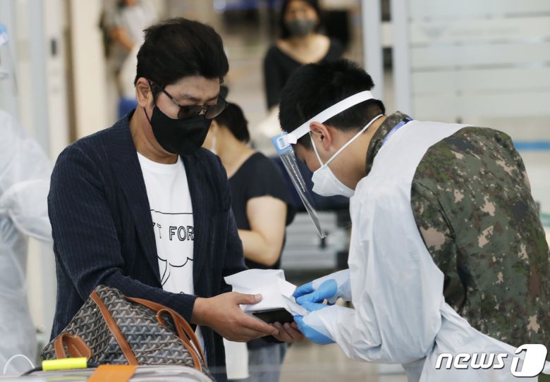 배우 송강호가 ‘제 74회 칸 영화제’ 일정을 마치고 20일 오후 인천 중구 인천국제공항 제2여객터미널을 통해 입국하고 있다. 2021.7.20/뉴스1 © News1 권현진 기자