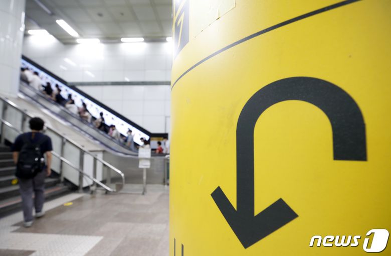 정부가 수도권에 적용 중인 현행 사회적 거리두기 4단계를 2주간 연장하기로 했다. 정부는 23일 오전 중앙재난안전대책본부 회의를 통해 4차 유행 상황을 종합적으로 고려, 수도권 지역에 적용 중인 현행 사회적 거리두기 4단계와 오후 6시 이후 3인 이상 사적 모임 금지를 앞으로 2주간 연장한다”고 밝혔다.  2021.7.23/뉴스1 © News1 이승배 기자