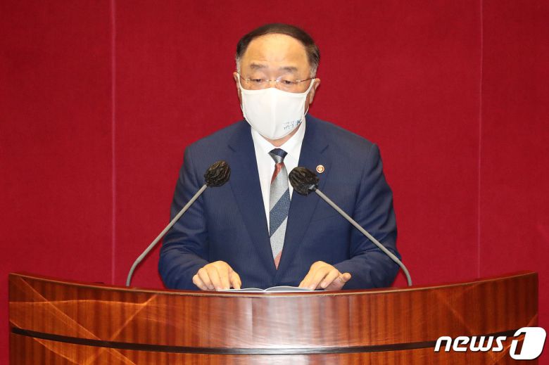 홍남기 경제부총리 겸 기획재정부장관이 24일 새벽 서울 여의도 국회에서 열린 제389회 국회(임시회) 제3차 본회의에서 2021년도 제2회 추가경정예산안 의결을 앞두고 정부측 인사말을 하고 있다. 2021.7.24/뉴스1 © News1 이동해 기자