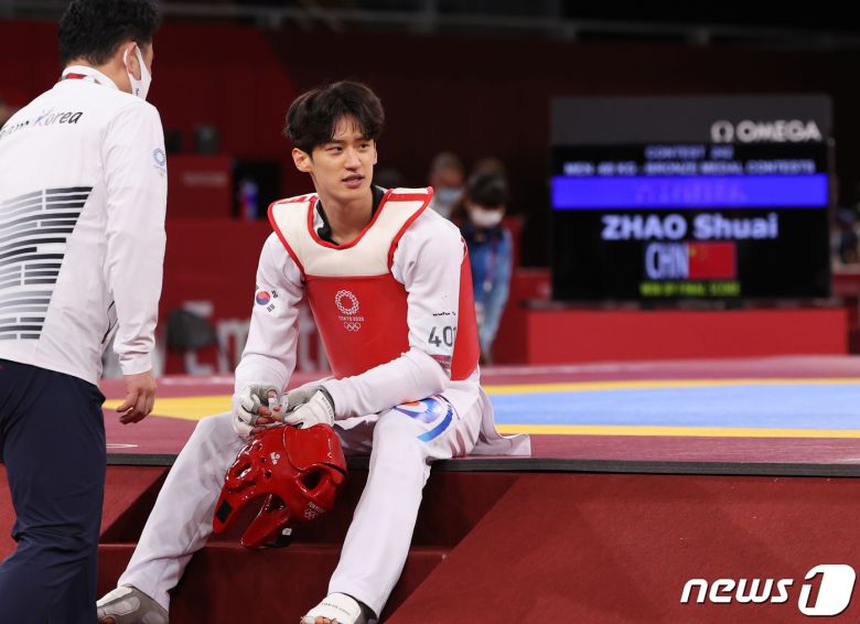 태권도 이대훈이 25일 밤 일본 지바현 마쿠하리 메세A홀에서 열린 태권도 남자 68kg급 동메달 결정전에서 중국의 자오솨이에 패해 아쉬워 하고 있다. 이날 동메달 결정전에서 이대훈은 13-17로 패배했다. 2021.7.25/뉴스1 © News1 송원영 기자