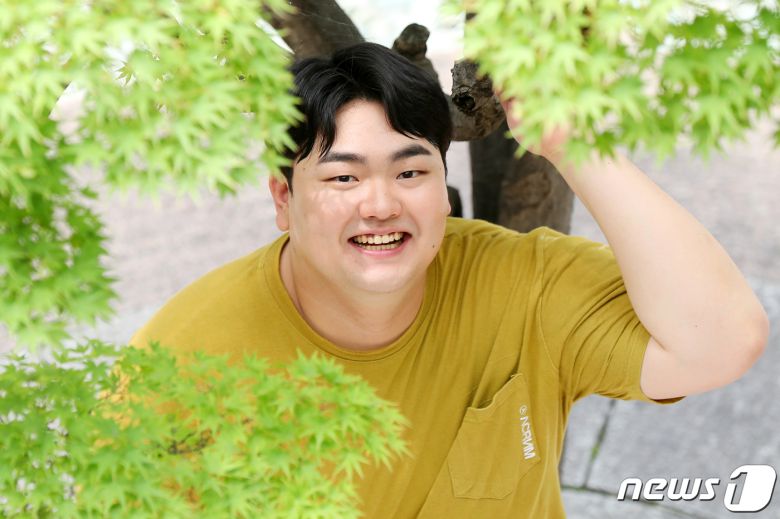 배우 손보승이 뉴스1과의 인터뷰에 앞서 포즈를 취하고 있다. /뉴스1 © News1 민경석 기자