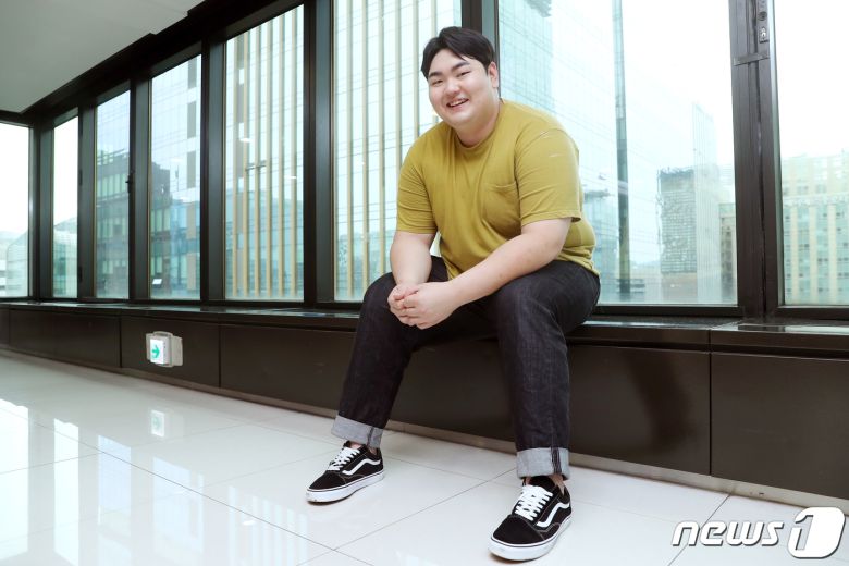 배우 손보승이 뉴스1과의 인터뷰에 앞서 포즈를 취하고 있다. /뉴스1 © News1 민경석 기자