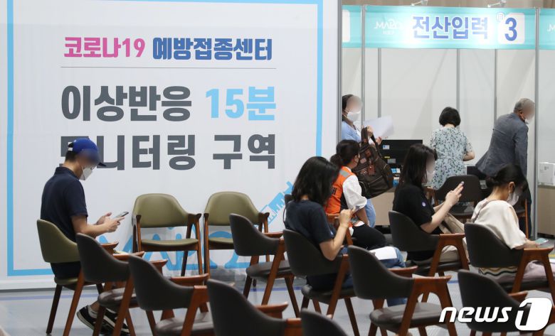 15일 오전 서울 마포구 코로나19 예방접종센터를 찾은 시민들이 백신 접종 후 이상반응 모니터링을 위해 대기하고 있다. 코로나19 예방접종대응추진단은 모더나 백신을 접종받는 만 55~59세 연령층을 대상으로 지난 12일부터 17일까지 사전 예약을 진행할 예정이었지만 예약을 시작한 직후 접속자들이 몰리면서 홈페이지 접속 장애가 발생, 예약을 하지 못한 55~59세(1962~1966년생)은 전날 오후 8시부터 24일까지 예약을 실시한다. 또한 55~59세 백신 접종은 오는 26일부터 8월7일까지 실시할 예정이었지만, 이 기간을 연장해 26일부터 8월 14일까지 접종을 진행하며, 50대 후반 예약 중단 사태를 고려해 50~54세 연령층(1967년~1971년생)의 접종 예약은 연령별로 순차적으로 예약을 받는다. 2021.7.15/뉴스1 © News1 박정호 기자