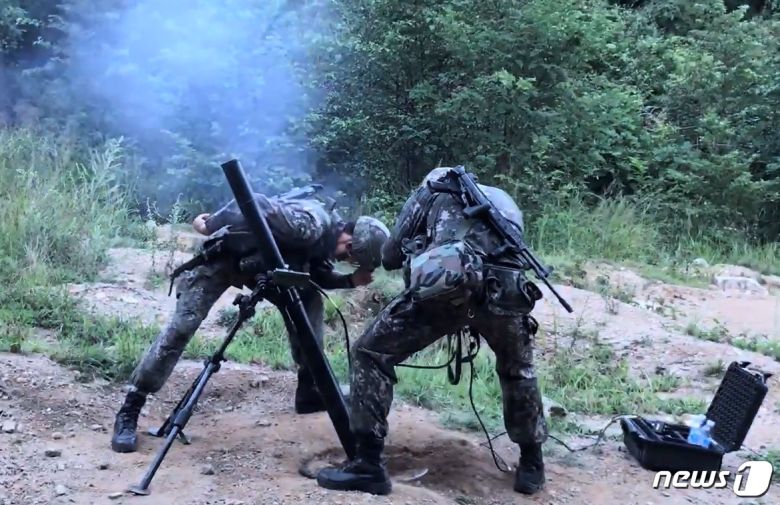 신형 81mm 박격포 사격장면.(방사청 제공)© 뉴스1