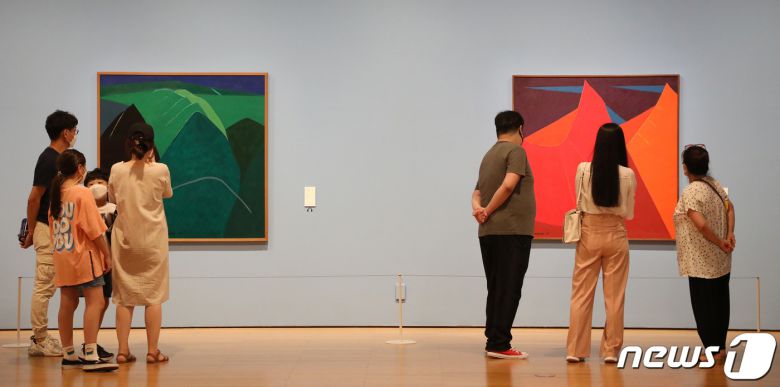 1일 오후 대구미술관을 찾은 관람객들이 이건희 컬렉션 특별전 '웰컴 홈 : 향연饗宴'을 관람하고 있다. 2021.8.1/뉴스1 © News1 공정식 기자