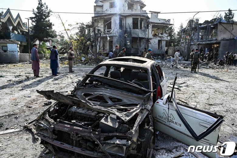 4일(현지시간) 아프가니스탄 카불에서 경비 요원이 전날 발생한 차량 폭탄 사고의 잔해를 조사하고 있다. © AFP=뉴스1 © News1 서한샘 기자