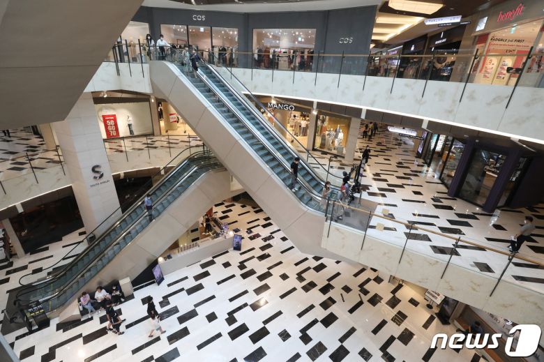 6일 오후 서울 시내의 한 대형쇼핑몰이 한산한 모습을 보이고 있다. /뉴스1 DB © News1 임세영 기자