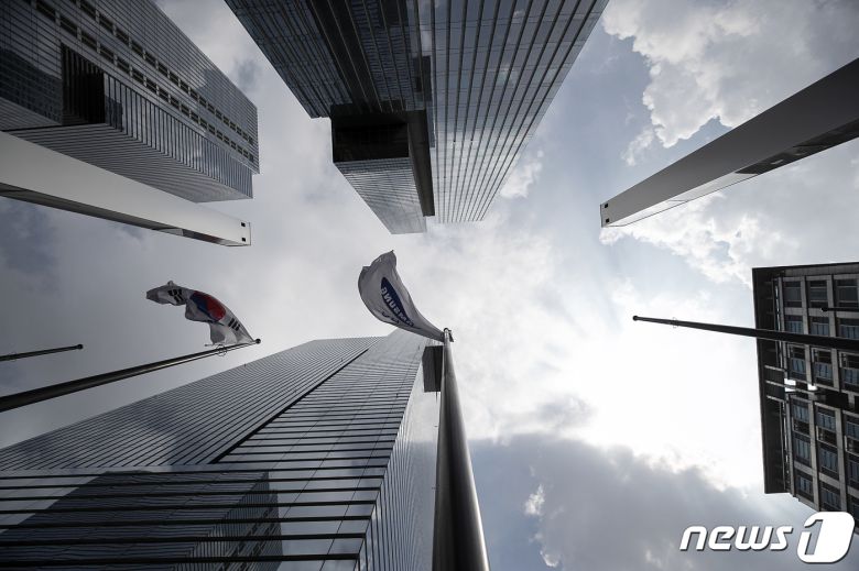 법무부는 지난 9일 이재용 삼성전자 부회장을 8.15 가석방 대상으로 확정했다. 이에 따라 이 부회장은 오는 13일 구속 7개월만에 출소할 예정이다. 사진은 10일 서울 서초구 삼성전자 서초사옥. 2021.8.10/뉴스1 © News1 이승배 기자