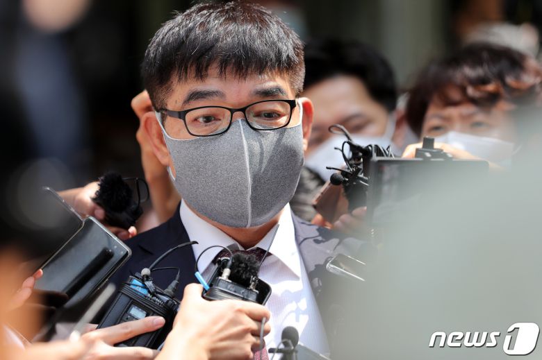 정경심 동양대 교수 측 김칠준 변호사가 11일 서울 서초구 서울중앙지방법원에서 열린 정교수 항소심 선고공판 뒤 법원을 나서며 취재진의 질문에 답하고 있다. 2021.8.11/뉴스1 © News1 박지혜 기자