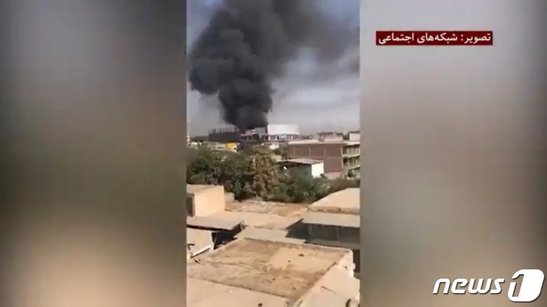 아프가니스탄 북부 쿤두즈에서 2021년 8월 8일 정부군과 반군 탈레반이 교전하는 모습. 이날 아프간 3대 도시 쿤두즈는 결국 탈레반의 손에 넘어갔다. 사진은 TOLONews 트위터 게시물 갈무리. © 뉴스1