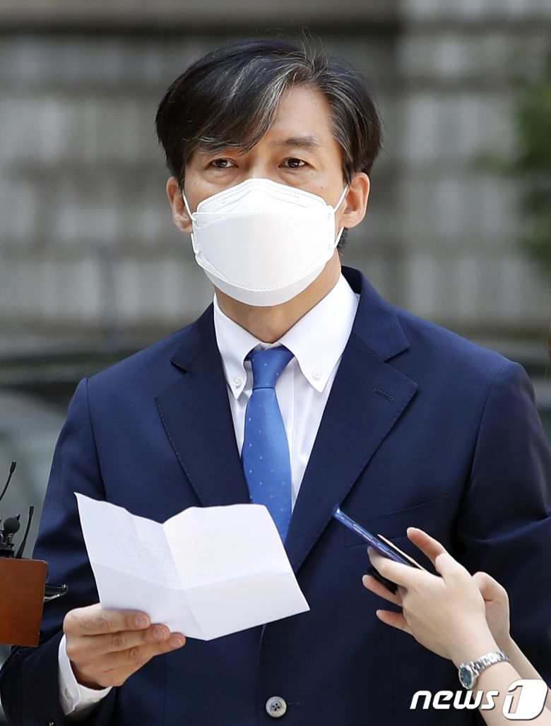 조국 전 법무부 장관이 23일 오전 서울 서초구 서울중앙지방법원에서 열린 '감찰무마·자녀 입시비리' 관련 공판에 출석하고 있다. 2021.7.23/뉴스1 © News1 이승배 기자