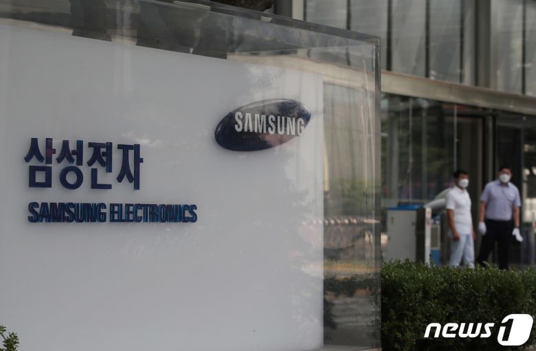 이재용 삼성전자 부회장의 가석방을 하루 앞둔 12일 오전 서울 서초동 삼성전자 서초사옥으로 임직원들이 오가고 있다. 2021.8.12/뉴스1 © News1 박정호 기자