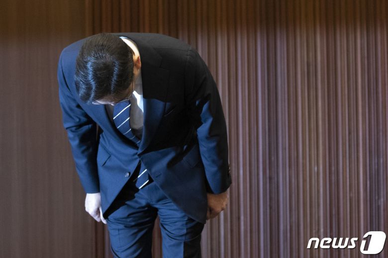 이재용 삼성전자 부회장이 2020년 5월 6일 오후 서울 서초동 삼성사옥에서 경영권 승계 및 노동조합 문제 등과 관련해 ‘대국민 사과문’을 발표하며 고개를 숙이고 있다. 2020.5.6/뉴스1 © News1 허경 기자