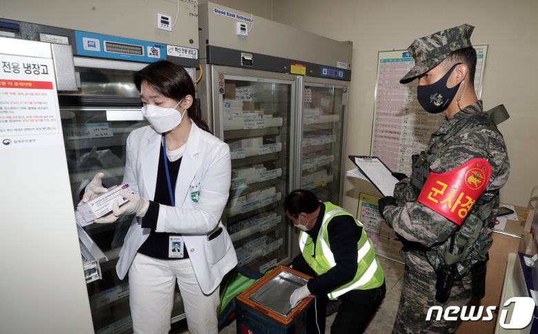 지난3월5일 오전 제주보건소에 군 수송기 C-130이 싣고 온 아스트라제네카(AZ) 백신이 전달되고 있다.(국방홍보원 제공)2021.3.5/뉴스1 © News1 오미란 기자