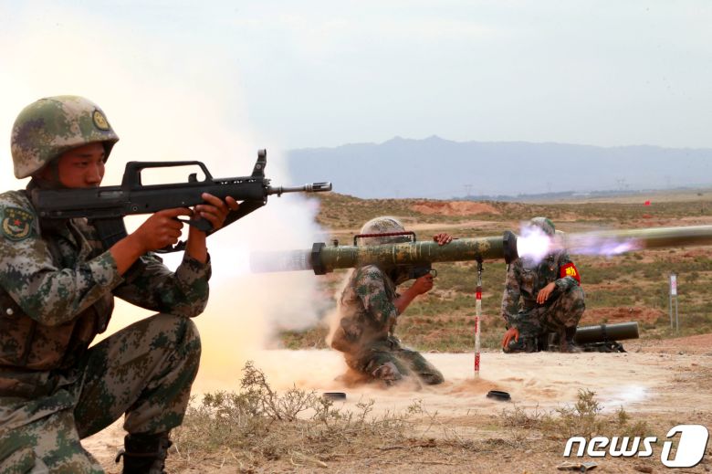중국인민해방군(PLA)이 2021년 7월 24일 북서부 회족 자치구 닝시아 지역에서 군사 훈련을 진행, 대전차로켓을 발사하는 모습. © 로이터=뉴스1 © News1 최서윤 기자