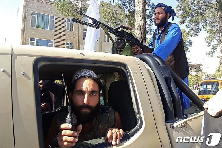 아프가니스탄 무장조직 탈레반 전사들이 2021년 8월 13일(현지시간) 헤라트에 진입한 모습. © AFP=뉴스1 © News1 최서윤 기자