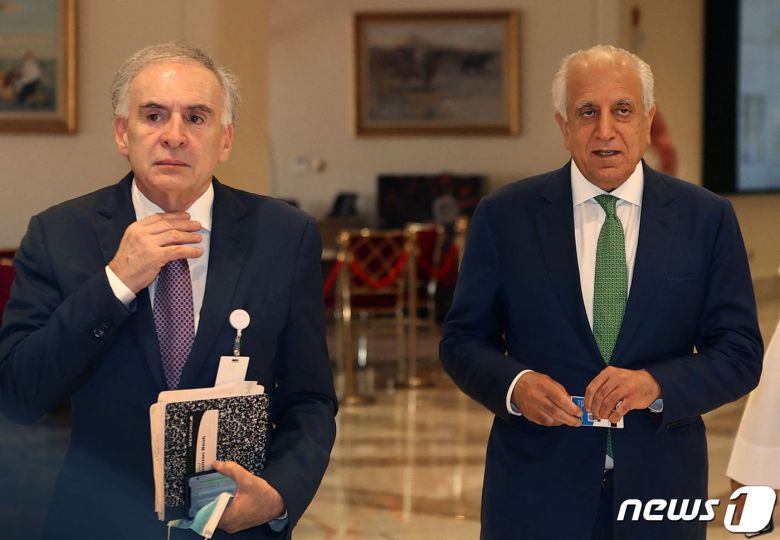 장 아르노 유엔 사무총장의 아프가니스탄 특사와 잘마이 칼릴자드 미국 특사가 12일(현지시간) 도하에서 열린 아프가니스탄 사태를 논의하기 위한 회의에 참석을 하고 있다. © AFP=뉴스1 © News1 우동명 기자