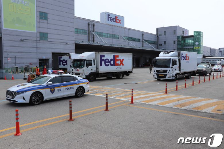 군과 경찰의 호송 아래 15일 오후 국내 도착한 미국 정부 제공 얀센 백신 40만회분이 이동되고 있다. (제공=코로나19예방접종대응추진단)© 뉴스1