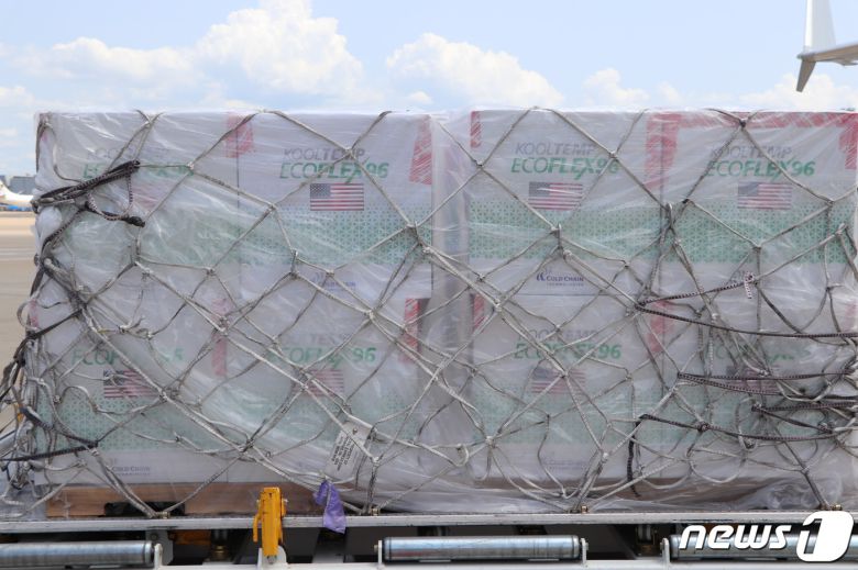 15일 오후 인천공항으로 도착한 미 정부 제공 얀센 백신 40만회분(제공=코로나19예방접종대응추진단)© 뉴스1