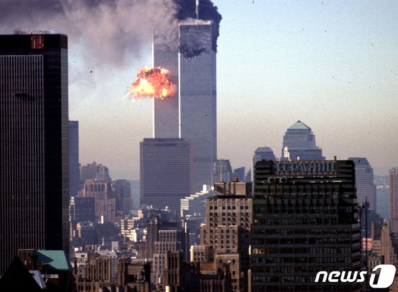 미국 뉴욕 맨해튼 세계무역센터(WTC) 쌍둥이 빌딩에 2001년 9월 11일 민항기가 고의 추락하면서 연기와 불꽃이 분출하는 모습.  © AFP=뉴스1 © News1 최서윤 기자