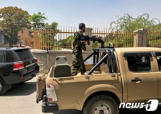 15일 아프가니스탄 보안군 병사가 카불에서 경계 근무를 서고 있다. © 로이터=뉴스1