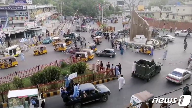 탈레반 병력이 잘랄라바드의 파슈투니스탄 광장에서 차량을 타고 지나가고 있다. © 로이터=뉴스1