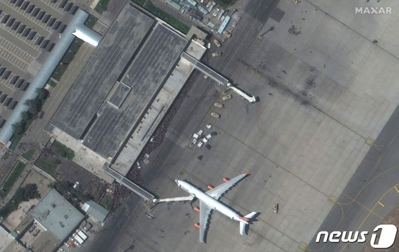 16일(현지시간) 탈레반이 아프가니스탄 정권을 재장악한 뒤 카불 공항에 수천명의 탈출 시민들이 몰려 아수라장을 이루고 있다. © AFP=뉴스1 © News1 우동명 기자