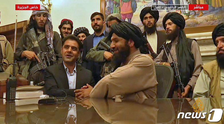 16일(현지시간) 아프가니스탄 정권 붕괴 후 수도 카불을 장악한 탈레반 조직원들이 대통령 궁에서 승리를 선언하고 있다. © AFP=뉴스1 © News1 우동명 기자