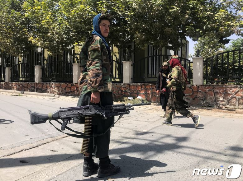 탈레반 보안군이 16일 아프가니스탄 수도 카불을 점령한뒤 무장상태로 시내를 감시하고 있다. © 로이터=뉴스1 © News1 원태성 기자