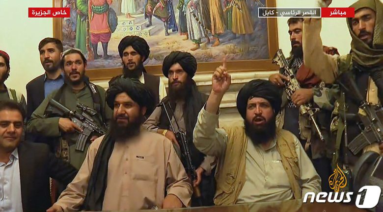 16일(현지시간) 아프가니스탄 정권 붕괴 후 수도 카불을 장악한 탈레반 조직원들이 대통령 궁에서 승리를 선언하고 있다. © AFP=뉴스1 © News1 우동명 기자