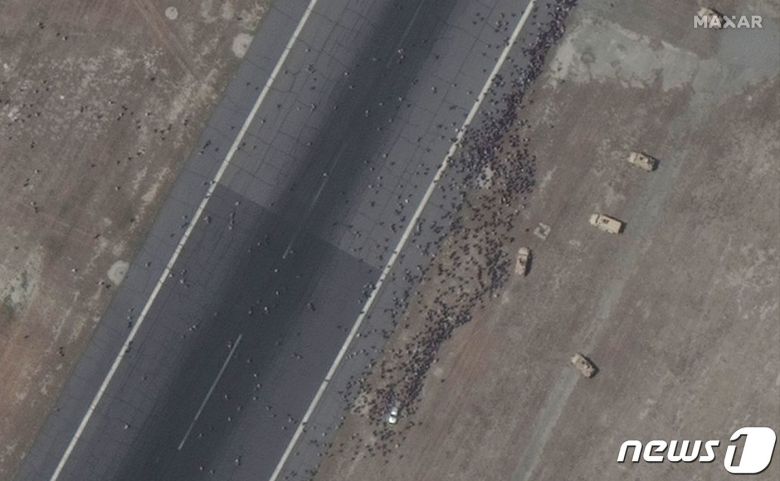 16일(현지시간) 탈레반이 아프가니스탄 정권을 재장악한 뒤 카불 공항의 활주로에 수천명의 탈출 시민들이 몰려 아수라장을 이루고 있다. © AFP=뉴스1 © News1 우동명 기자