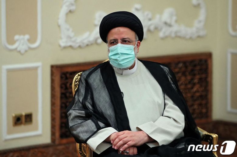 에브라힘 라이시 이란 대통령이 마르함 살리흐 이라크 대통령과 회담을 하고 있다. © AFP=뉴스1 © News1 우동명 기자