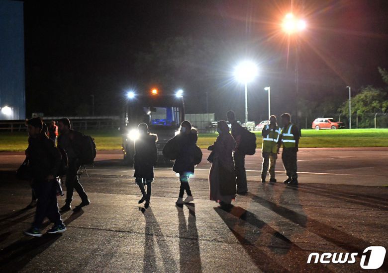17일(현지시간) 탈레반이 아프가니스탄 정권을 재장악한 뒤 아프간을 탈출한 승객들이 영국 브라이즈 노턴 공군기지에서 에어버스 KC2 보이저 항공기를 내리고 있다. © AFP=뉴스1 © News1 우동명 기자