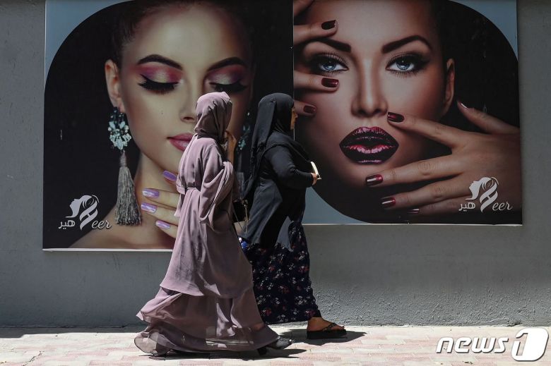 아프가니스탄 카불에서 여성 두 명이 부르카를 입으며 길을 걷고 있다. © AFP=뉴스1 © News1 정윤영 기자