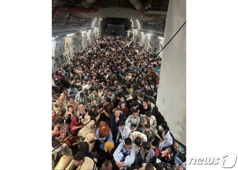 탈레반이 아프가니스탄 정권을 재장악한 뒤 아프간인들이 카불 공항에서 카타르로 가는 미국 공군 수송기에 빼곡하게 탑승해 있다. © AFP=뉴스1 © News1 우동명 기자