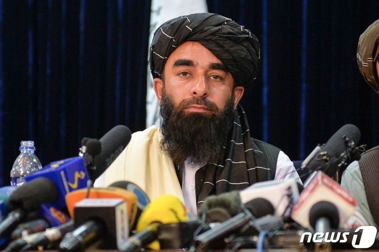 17일(현지시간) 아프가니스탄 카불에서 자비훌라 마주히드 탈레반 대변인이 아프간 장악 후 첫 공식기자회견을 하고 있다. © AFP=뉴스1 © News1 포토공용 기자