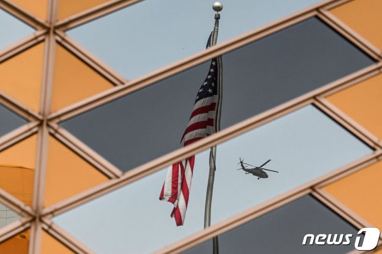 아프가니스탄 카불 주재 미 대사관에서 성조기가 계양돼 있다. © AFP=뉴스1 © News1 정윤영 기자