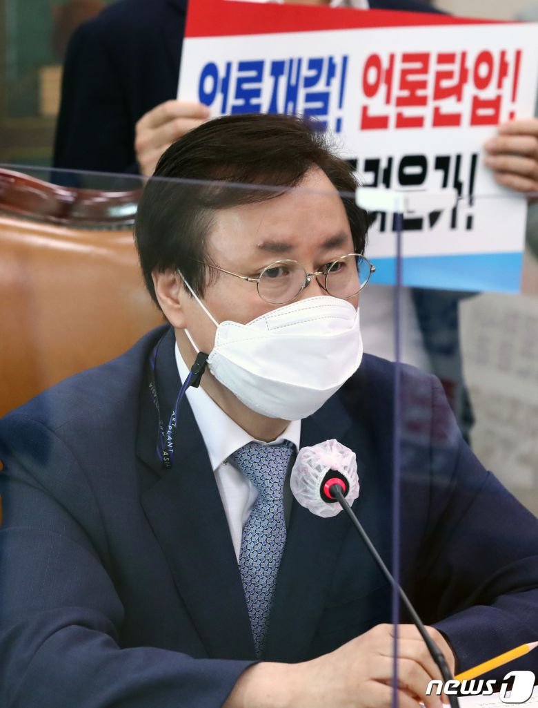 국민의힘 의원들이 19일 서울 여의도 국회에서 열린 문화체육관광위원회 전체회의에서 여당의 언론중재법 개정안 처리에 반대는 가운데 도종환 위원장이 발언하고 있다. © News1 구윤성 기자