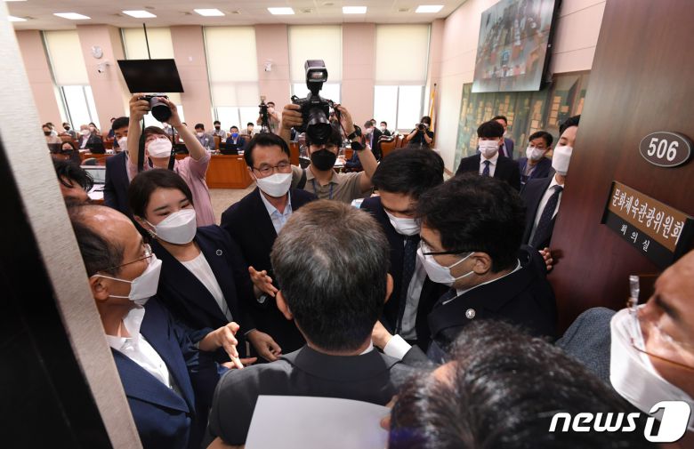 국민의힘 의원들이 19일 서울 여의도 국회에서 열린 문화체육관광위원회 전체회의에서 더불어민주당의 언론중재법 개정안 강행 처리를 막기 위해 회의장으로 진입을 시도하고 있다. 2021.8.19/뉴스1 © News1 구윤성 기자