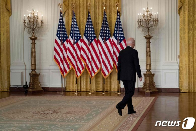 조 바이든 미국 대통령이 16일(현지시간) 워싱턴 백악관에서 아프가니스탄 정부 붕괴 사태와 관련해 대국민 연설을 마치고 떠나고 있다. © AFP=뉴스1 © News1 우동명 기자