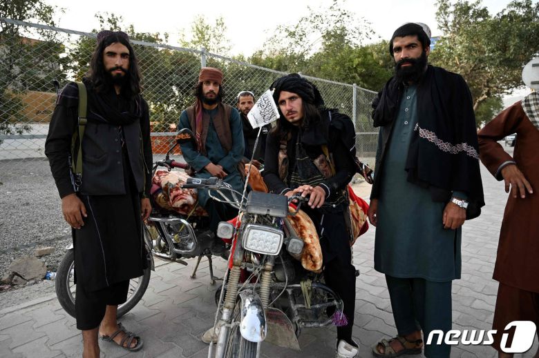 18일(현지시간) 아프가니스탄을 장악한 탈레반 전사들이 카불의 도로에 서 있다. © AFP=뉴스1 © News1 우동명 기자