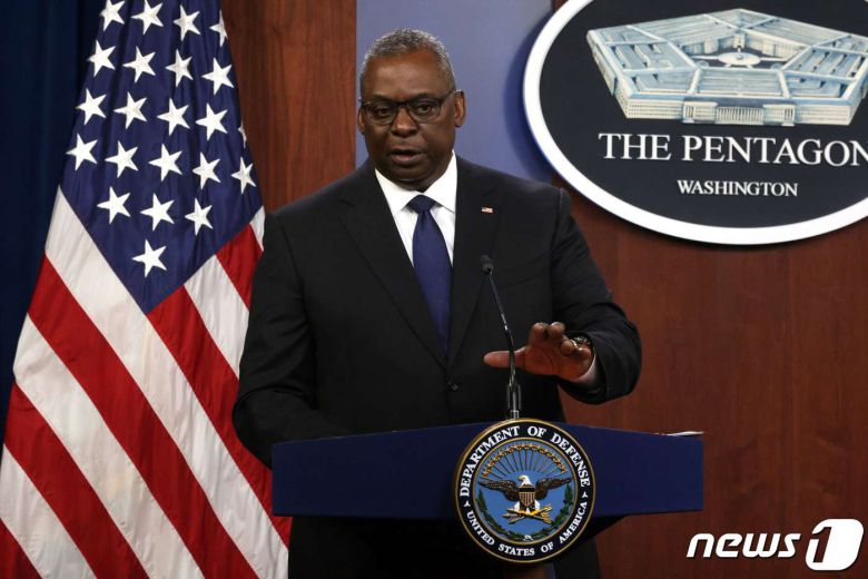 로이드 오스틴 미국 국방장관이 18일 브리핑에서 발언하고 있다. © AFP=뉴스1