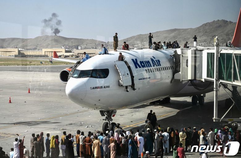 아프가니스탄 정권 붕괴 후 카불 공항에서 탈출 시민들이 여객기를 타고 있다. © AFP=뉴스1 © News1 우동명 기자