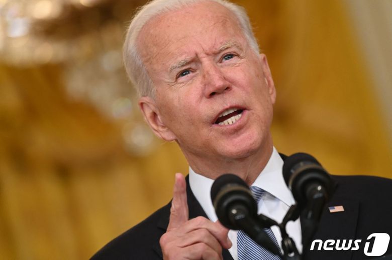 조 바이든 미국 대통령이 16일(현지시간) 워싱턴 백악관에서 아프가니스탄 정부 붕괴 사태와 관련해 대국민 연설을 갖고 미군 철수 결정을 후회하지 않는다며 국익이 없는 곳에 머물며 싸우는 과거의 실수를 반복하지 않겠다고 밝히고 있다. © AFP=뉴스1 © AFP=뉴스1 © News1 이동원 기자