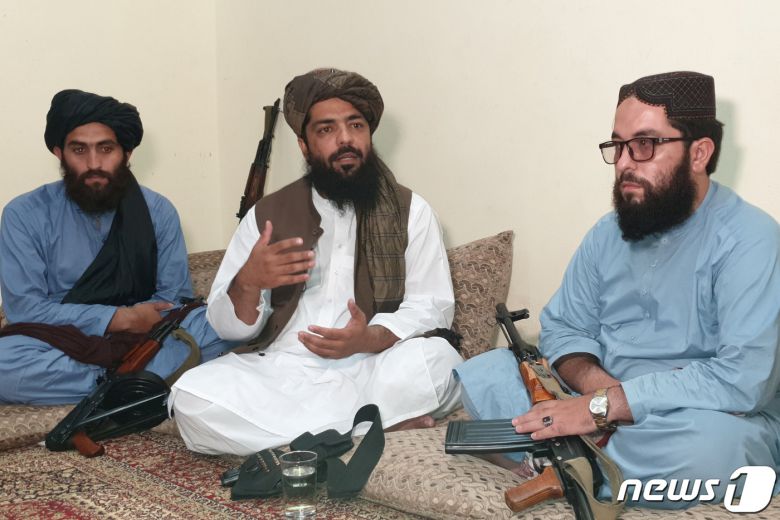 탈레반의 고위급 인사인 와히둘라 하시미(중간). © 로이터=뉴스1 © News1 정윤영 기자