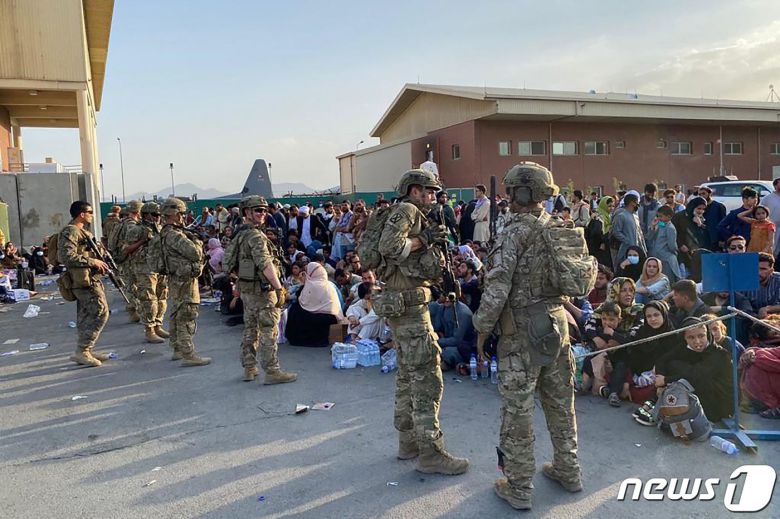 19일 (현지시간) 탈레반이 아프가니스탄을 장악한 뒤 카불의 군 공항에서 미군들이 군용기 탑승을 기다리는 아프간인들을 경비하고 있다. © AFP=뉴스1 © News1 우동명 기자