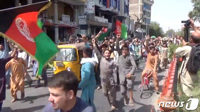아프간 동부 지역 잘랄라바드에서 18일 반탈레반 시위가 발발해 최소 3명이 사망했다. 시위대들이 탈레반기가 아닌 아프간 국기를 흔들고 있다. © 로이터=뉴스1 © News1 원태성 기자
