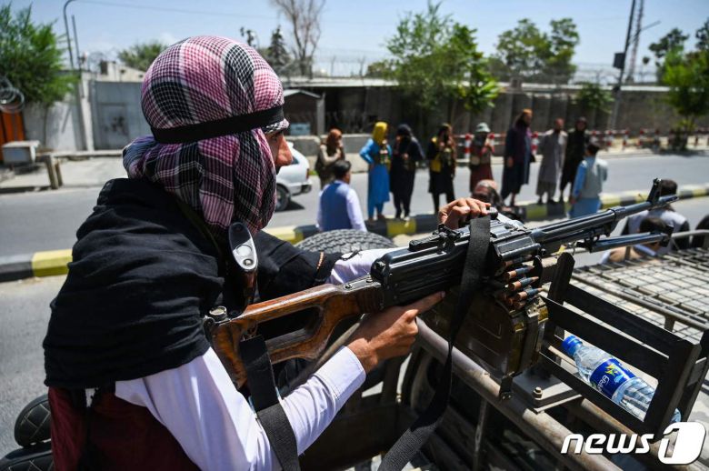 16일(현지시간) 아프가니스탄 정권을 재장악한 탈레반 전사가 카불 거리에서 기관총을 장착한 차량을 타고 순찰을 하고 있다. © AFP=뉴스1 © News1 우동명 기자