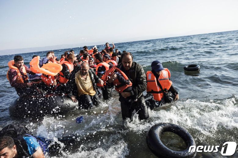 2015년 8월 시리아 난민이 구명 보트를 타고 그리스 레스보스섬에 도착했다. © AFP=뉴스1 © News1 정윤영 기자