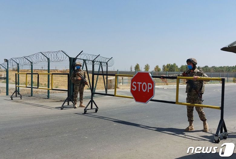 우즈베키스탄 군인들이 테르메즈 지역 인근 아프가니스탄과의 접경지를 지키고 있다.© AFP=뉴스1